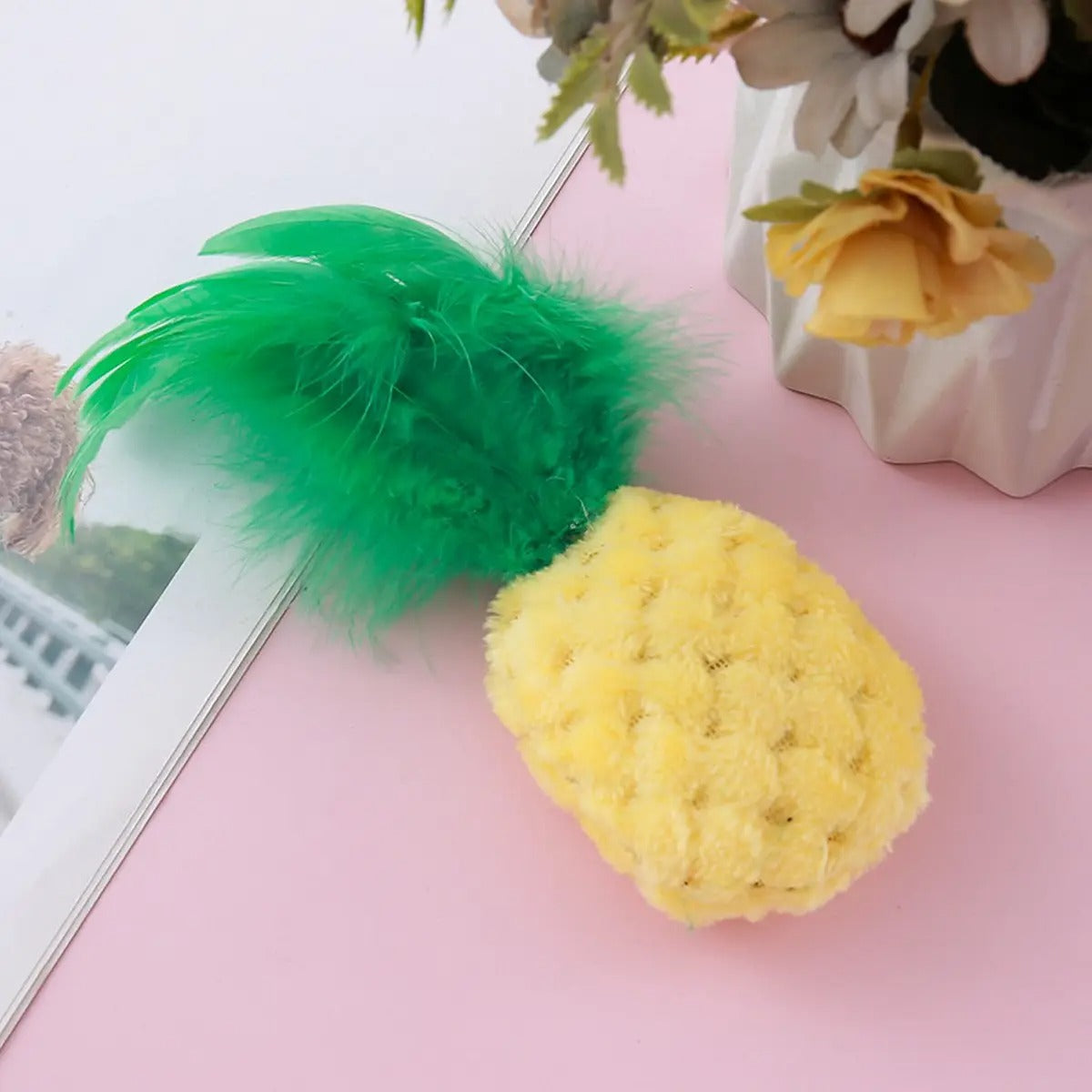 Feather Pineapple Catnip Toy – Interactive & Fun_CWMM5407
