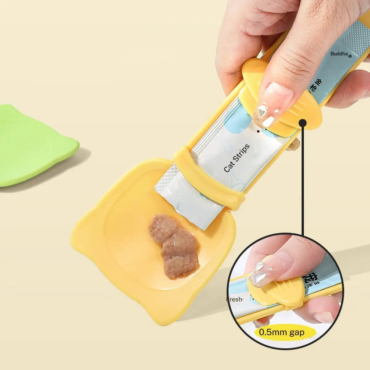 2-in-1 Cat Treat Squeezer and Feeding Spoon_CWMM6286