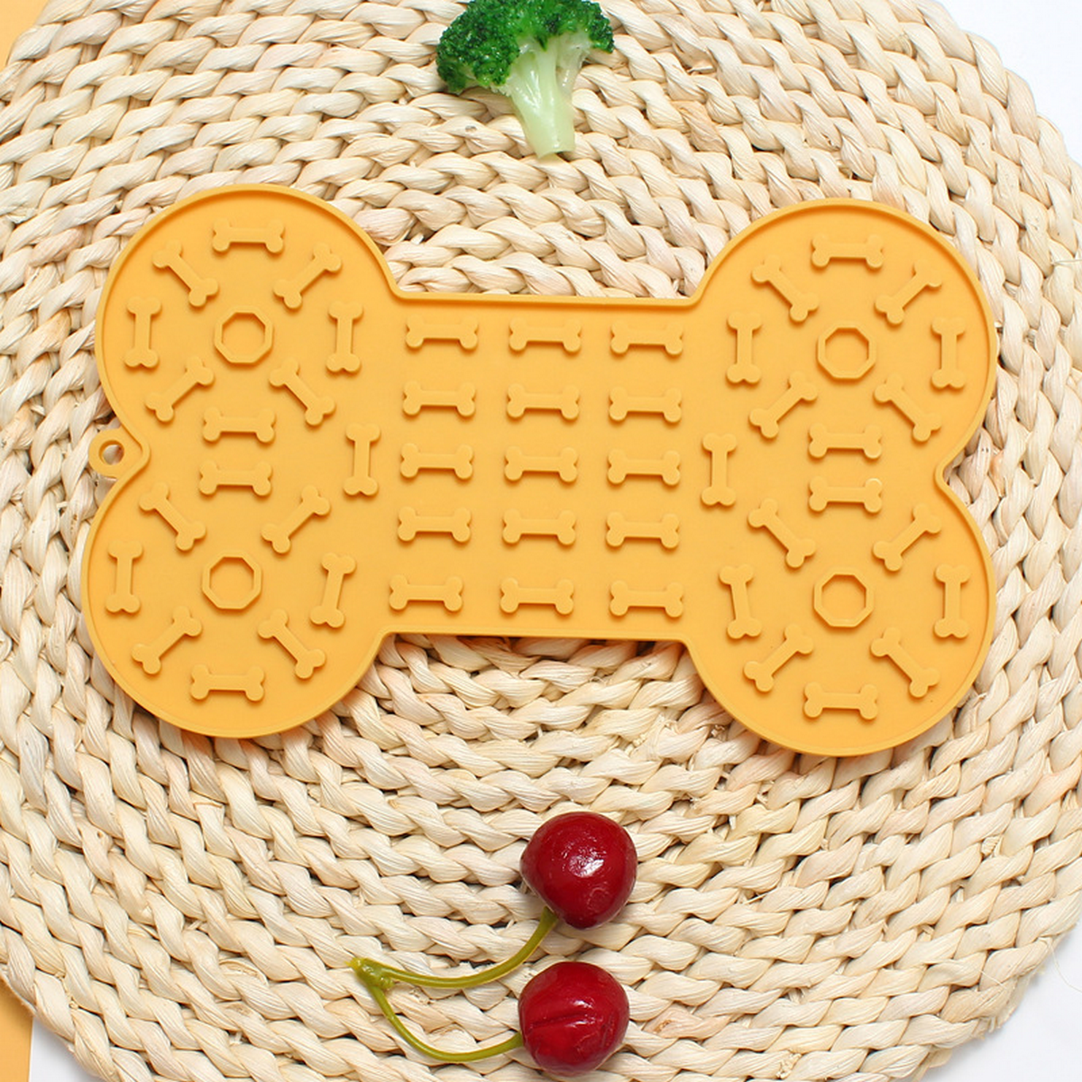 Bone-Shaped Dog Lick Mat – Slow Feeder Pad_CWMM6903