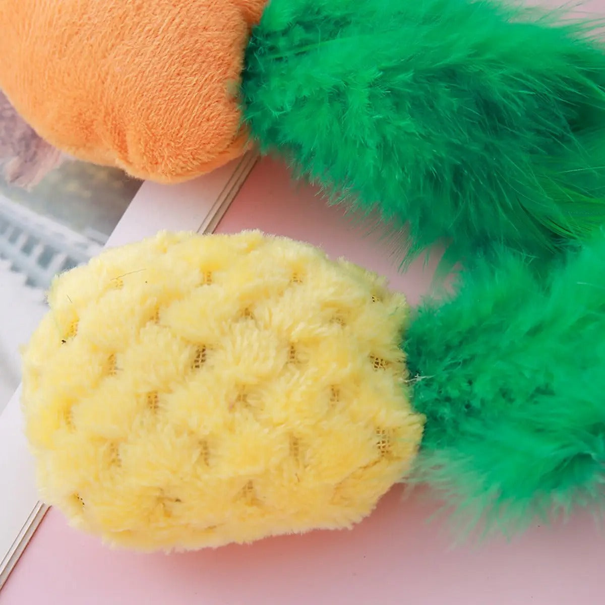 Feather Pineapple Catnip Toy – Interactive & Fun_CWMM5407