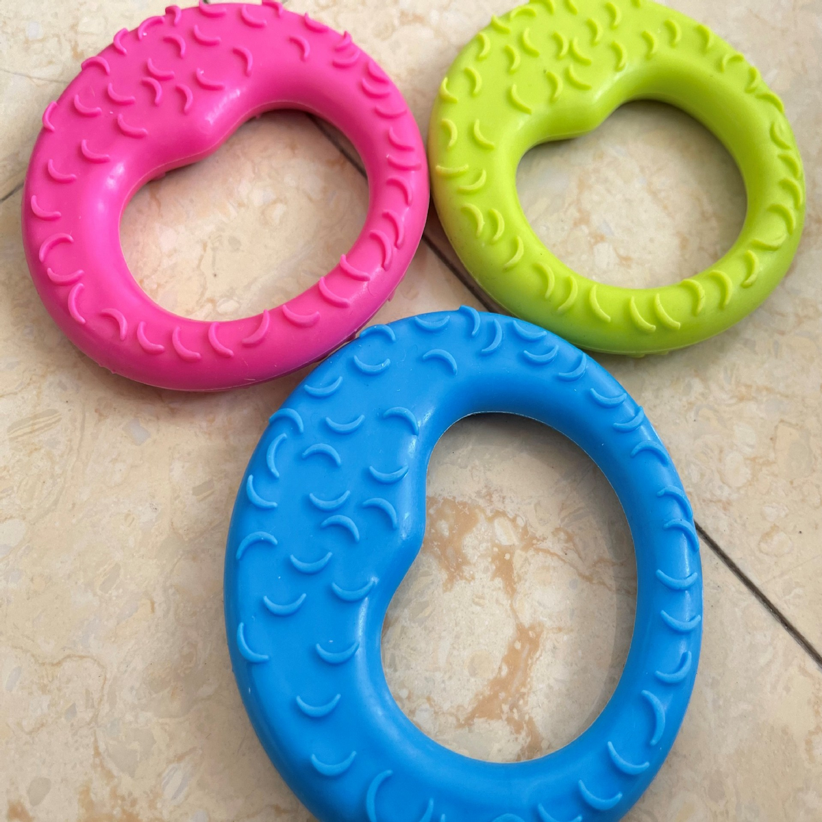 Durable TPR Moon Shape Dog Toy Candy Color Chew_CWMM7237