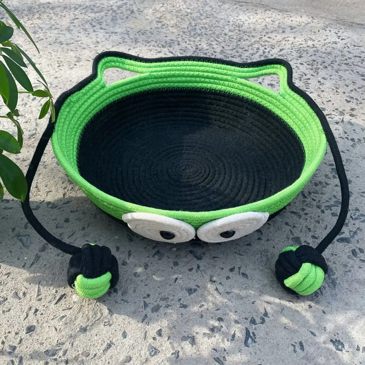 Handmade Woven Cat Bed with Play Ball_CWMM6560